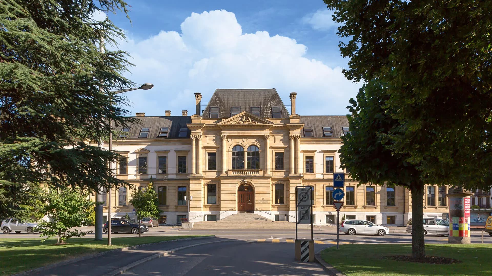 Bachelor’s students walking on the UNIL campus